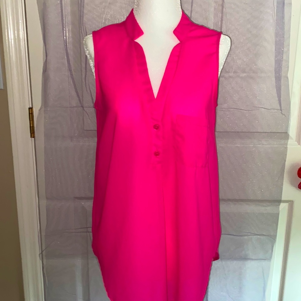 ❤️‍🔥 HOT PINK ❤️‍🔥 sleeveless top. Size small in women’s.